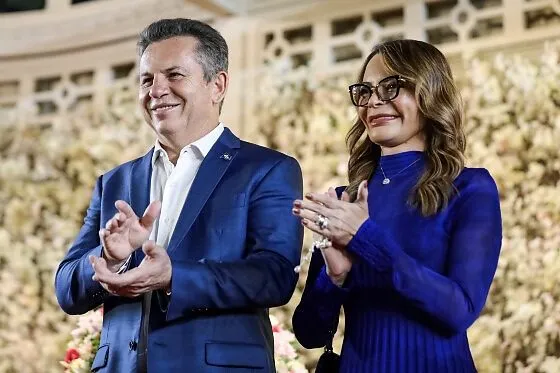 Mauro Mendes oficializa campanha ao Senado e lança Virginia à Câmara