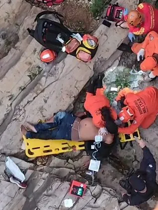 Dois homens caem da Ponte de Ferro; um morreu