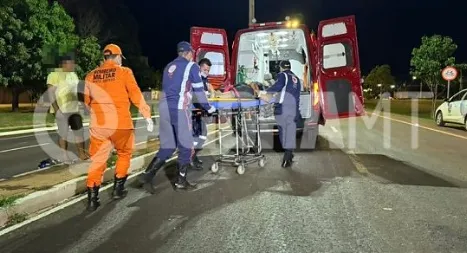 Jovem de 18 anos perde controle de moto e acerta poste