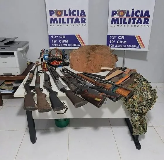 Homem ameaça matar pai e filho e PM apreende oito armas