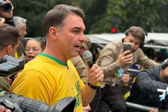 Flávio abre seis pontos sobre Lula e chega a 53% no segundo turno