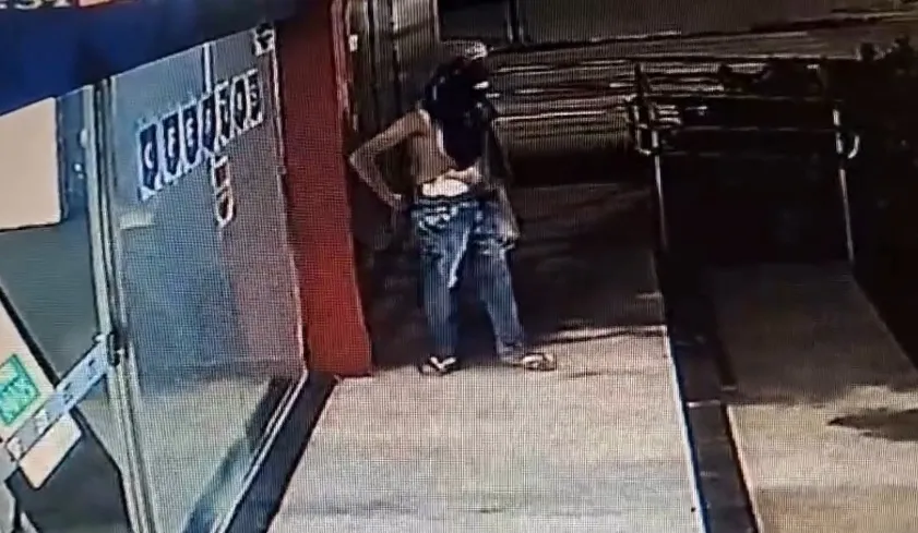 Vídeo mostra bandidos invadindo loja de celulares em avenida e fazendo limpa