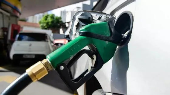 A 16 dias da eleição, Lula reduz impostos da gasolina e deixa conta bilionária para o país