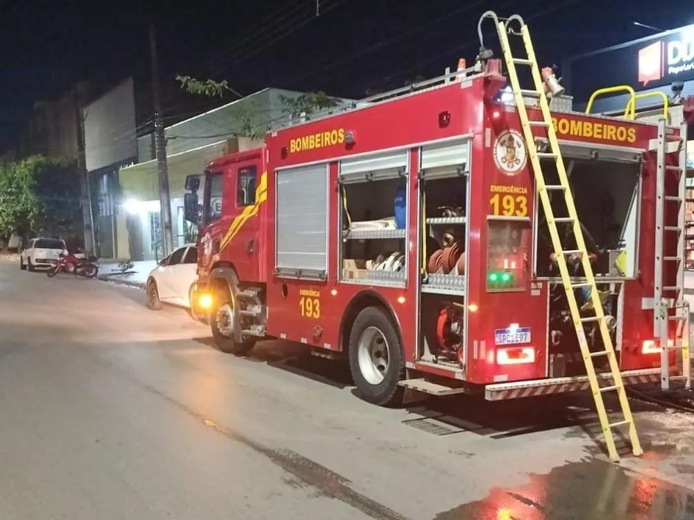 Corpo de Bombeiros combate princípio de incêndio em papelaria