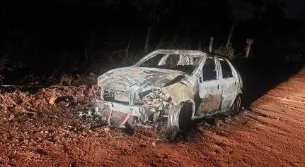Polícia Militar acha dois carros; um roubado e outro incendiado