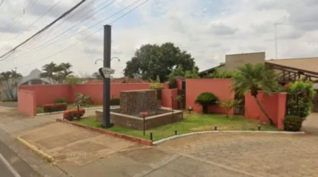 Homem morre em motel após consumir bebidas e drogas com casal; pastor foge após arrombar portão