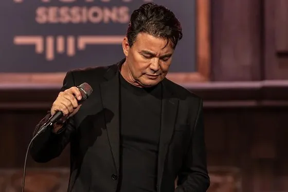 Renner se emociona em primeira gravação após morte de Rick